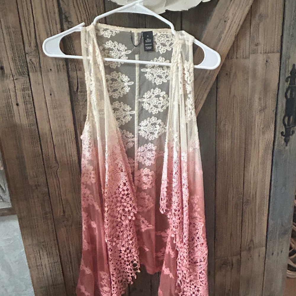 Beautiful lace ombré flyaway vest by Bke. Add class to top off your style.